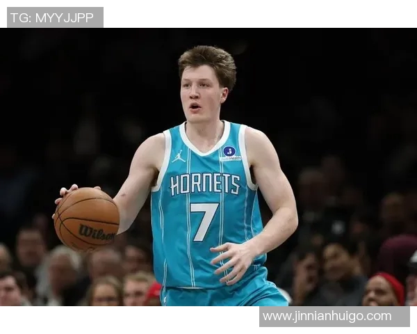 克尼佩尔昨日崴脚伤退今日现身兄弟高中比赛走路正常未佩戴护具