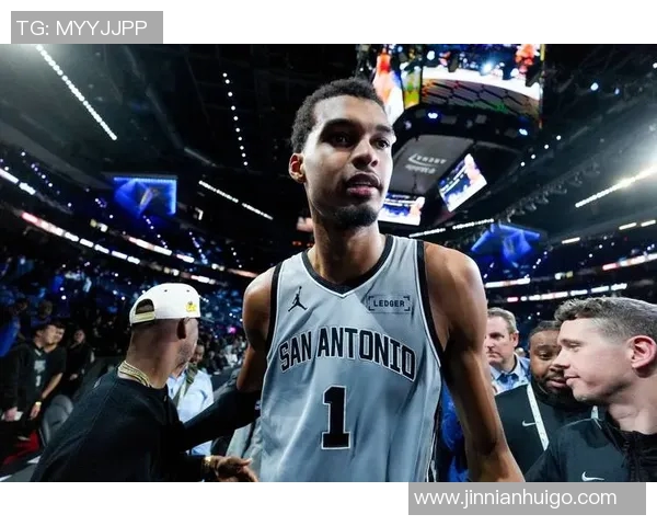 马刺年轻球员拼搏精神显著文班将成为对阵雷霆的关键角色