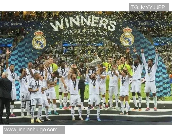 马德里球迷高举横幅抗议弗洛伦蒂诺批评其多项决策失误